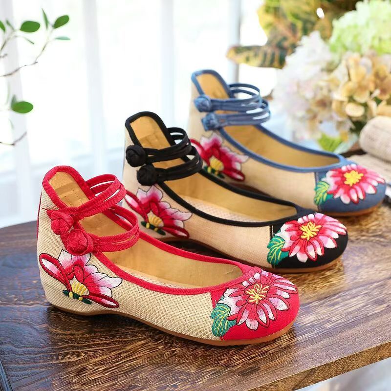 Embroidery Canvas - Vrouwelijke wedges met geborduurde stoffen schoenen