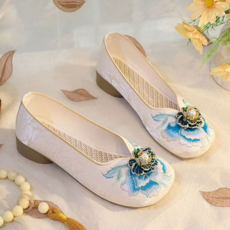 Vrouw Lage Hak Geborduurde Doe - Embroidery Canvas recensie en prijs
