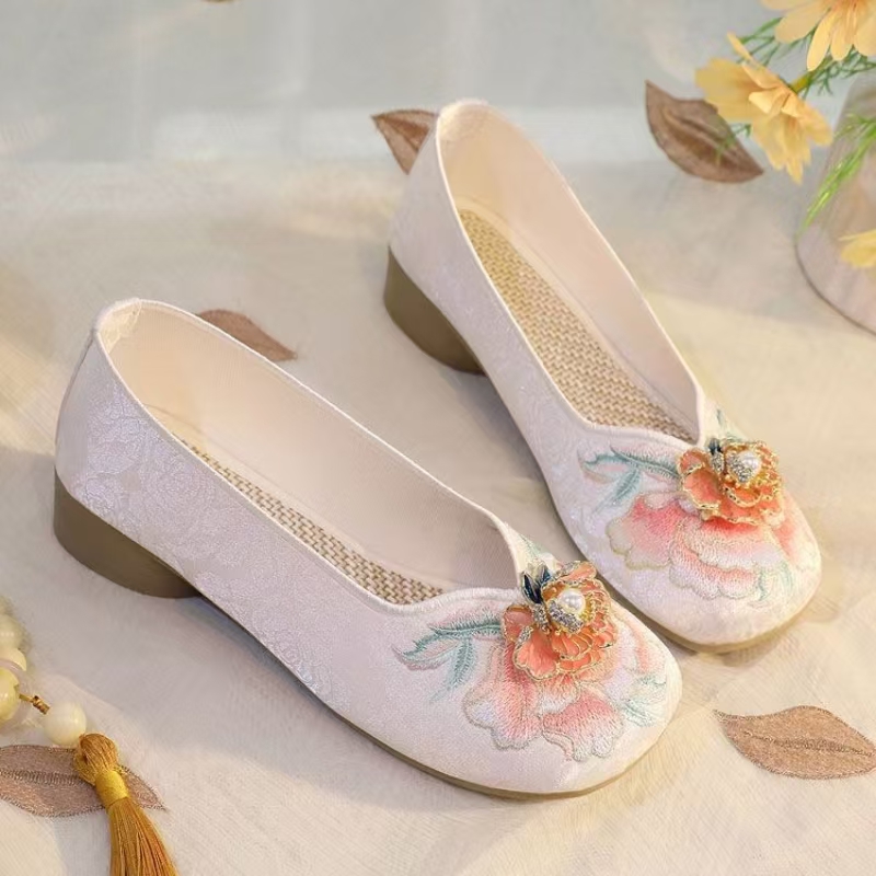Vrouw Lage Hak Geborduurde Doe - Embroidery Canvas recensie en prijs