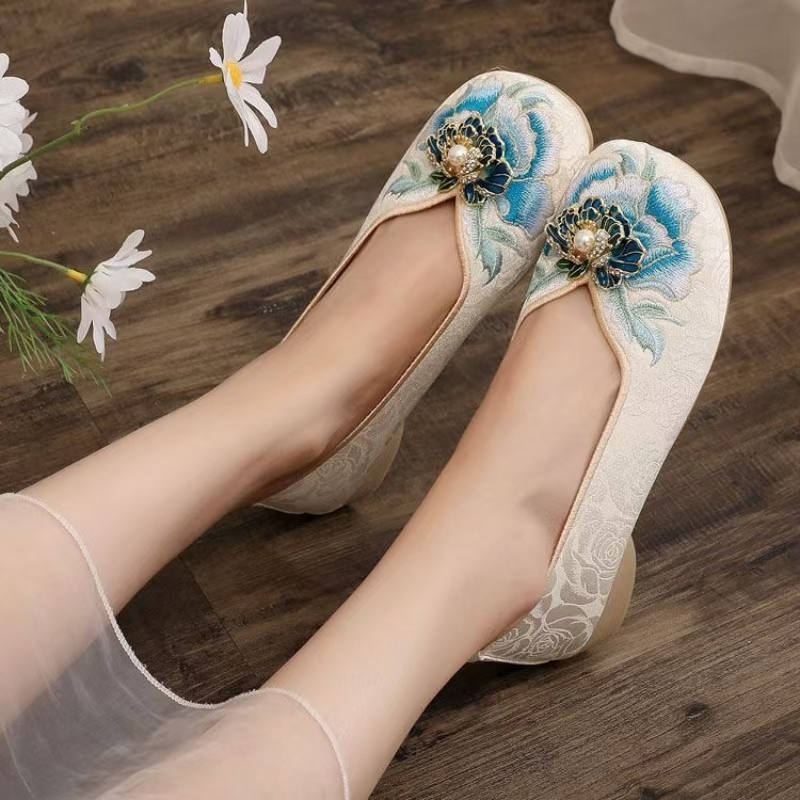 Vrouw Lage Hak Geborduurde Doe - Embroidery Canvas recensie en prijs